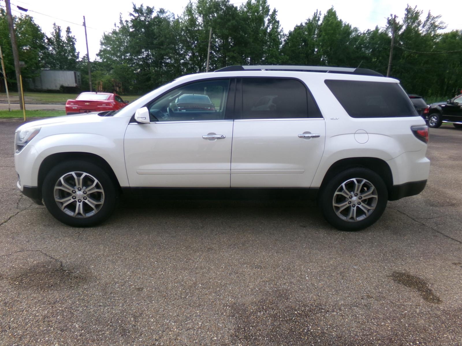 2015 White /Brown GMC Acadia SLT (1GKKRRKD4FJ) with an 3.6L engine, automatic transmission, located at 401 First NE, Bearden, AR, 71720, (870) 687-3414, 33.726528, -92.611519 - Photo #1